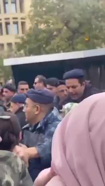 إشكال وتدافع بين عدد من المحتجين أمام والعناصر الأمنية امام مجلس النواب