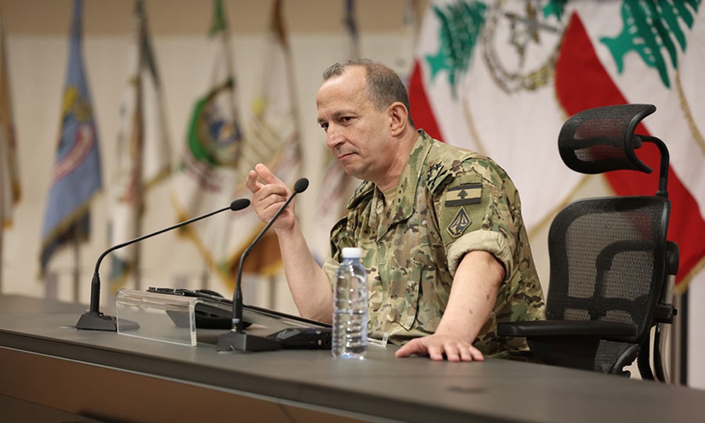 قائد الجيش بحث مع اللواء الحنيطي في تعزيز التعاون