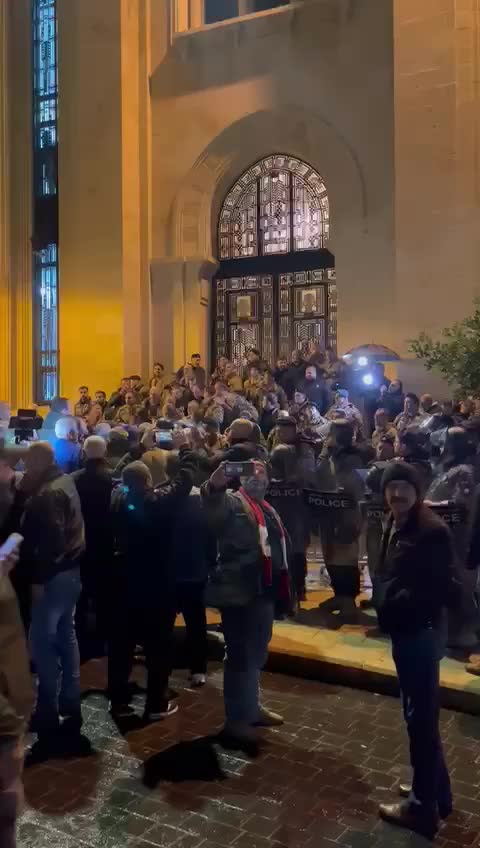 المتظاهرون يقتحمون ساحة النجمة ويصلون الى بوابة المحلس النيابي