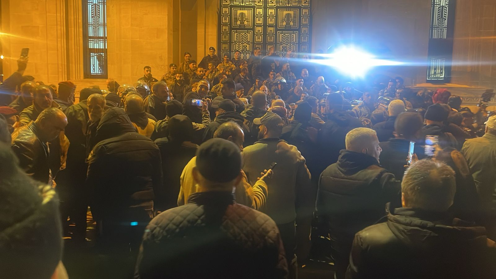 المتظاهرون يقتحمون ساحة النجمة ويصلون إلى بوابة المجلس النيابي