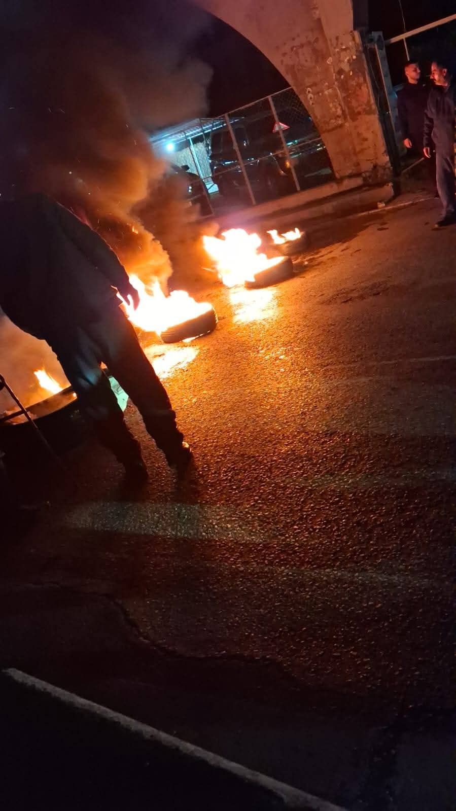 قطع أوتوسترادي المنية - طرابلس ومفرق العباسية - صور  بإطارات مشتعلة