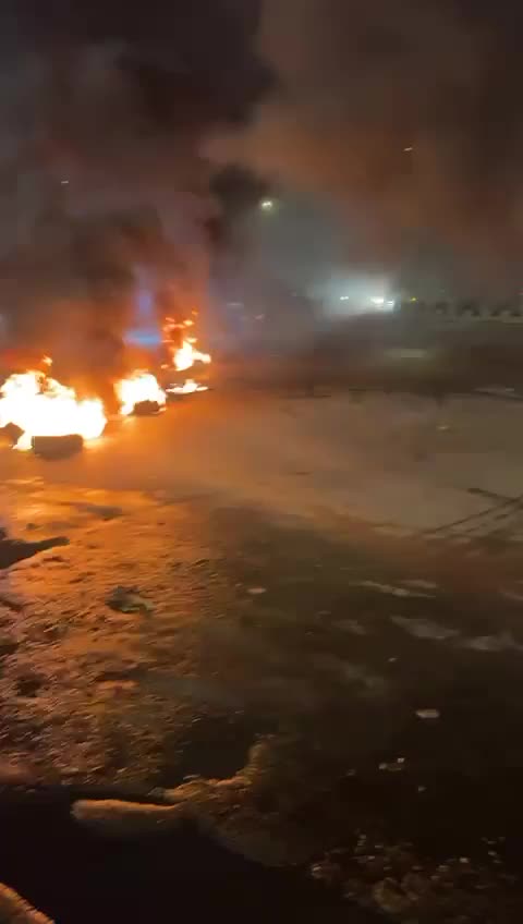 العسكريون المتقاعدون يقطعون السير في ساحة النور بطرابلس احتجاجاً على الأوضاع المعيشية