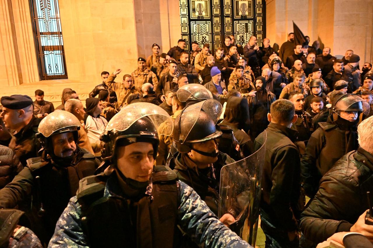 العسكريون المتقاعدون يغادرون الساحة العامة لمجلس النواب .