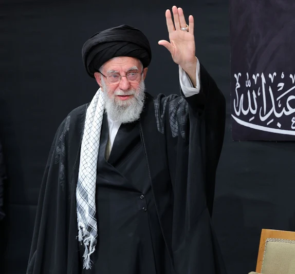 خامنئي يحذّر: إيران لن تبدأ الحرب لكنها ستردّ بقوة وأي عدوان أميركي قد يشعل صراعًا إقليميًاً