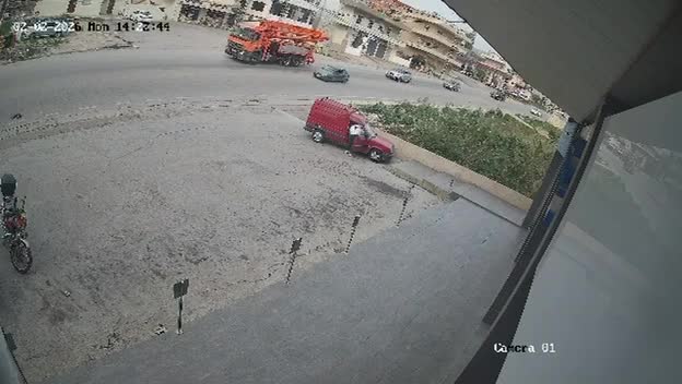 بالفيديو - جريحة  دهساً على اوتوستراد شكا كفرحزير