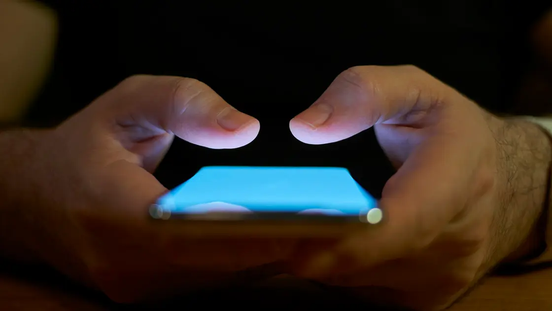 تفكيك عصابة ابتزاز وتهديد عبر “واتساب”!