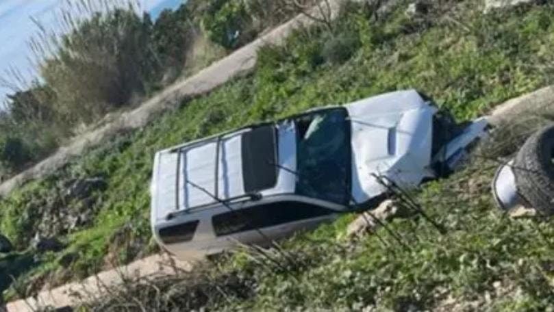 انحراف سيارتين عن الأوتوستراد ووقوع جرحى