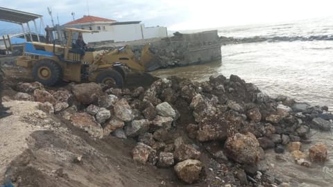 بالصّور: بدء إنشاء جسر موقت على معبر العريضة