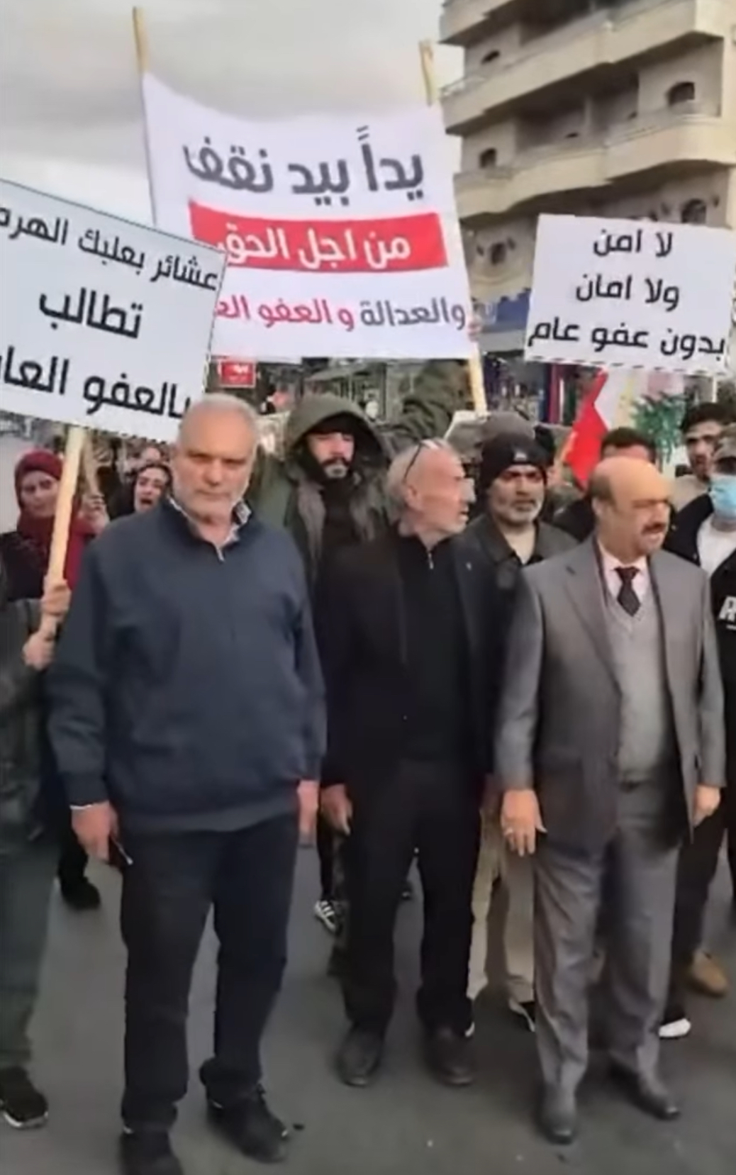 أهالي بعلبك الهرمل قطعوا الطريق الدولي مطالبين بالعفو العام