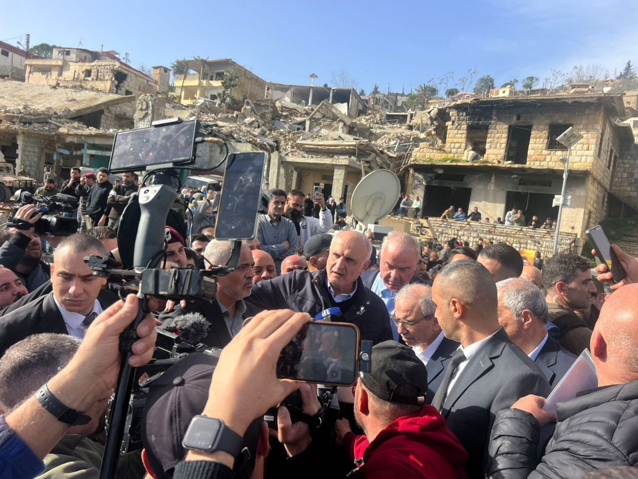 بالفيديو والصور - كفركلا وكفرشوبا تستقبلان الرئيس سلام والوفد المرافق بمظاهر وطنية مؤثرة