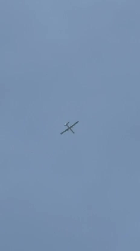 بالفيديو - طيران إسرائيلي مسير يحلق على علو منخفض فوق جويا والمجادل