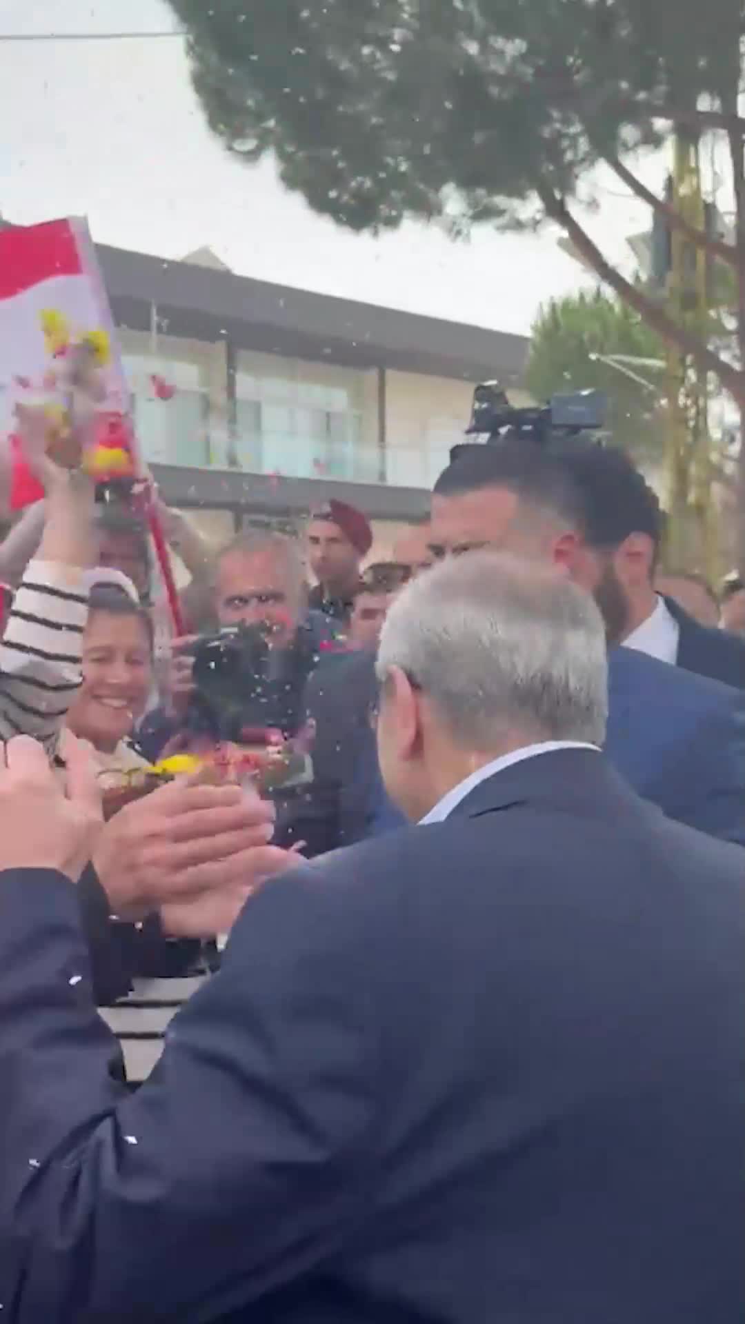 أهالي كفرحمام يستقبلون الرئيس سلام بالزغاريد ونثر الورود