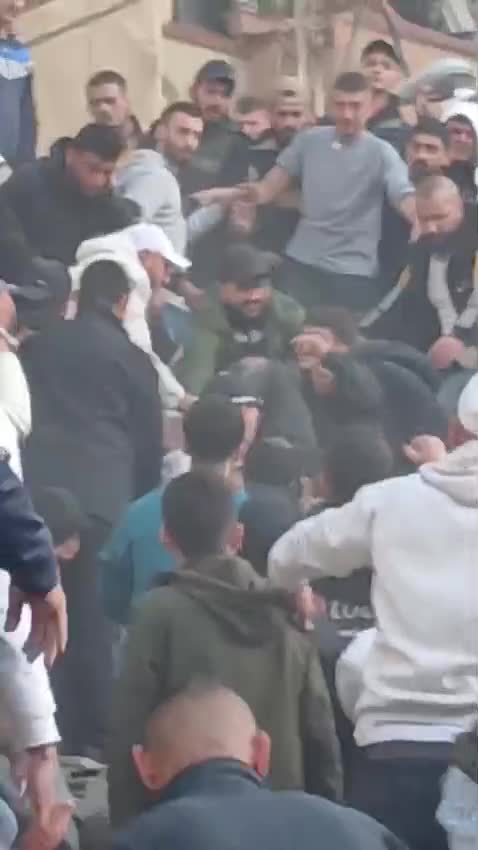 بالفيديو: إنقاذ طفل من تحت ركام المبنى المنهار في طرابلس