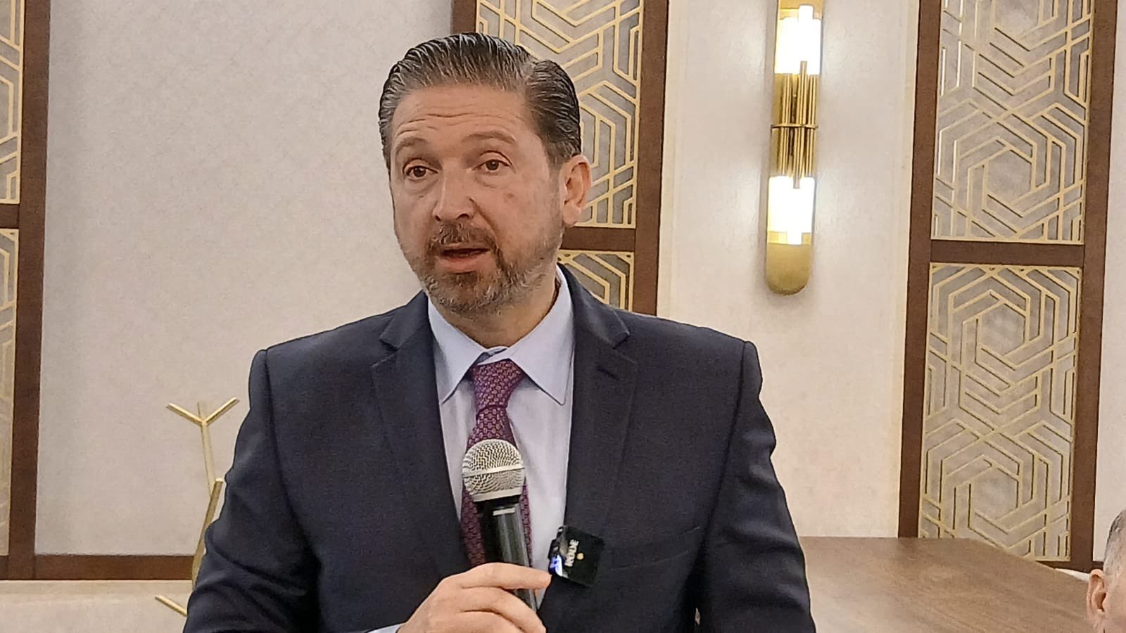 فيصل كرامي يطالب باستقالة الحكومة ويعلن طرح الثقة غدًا بسبب أزمة طرابلس