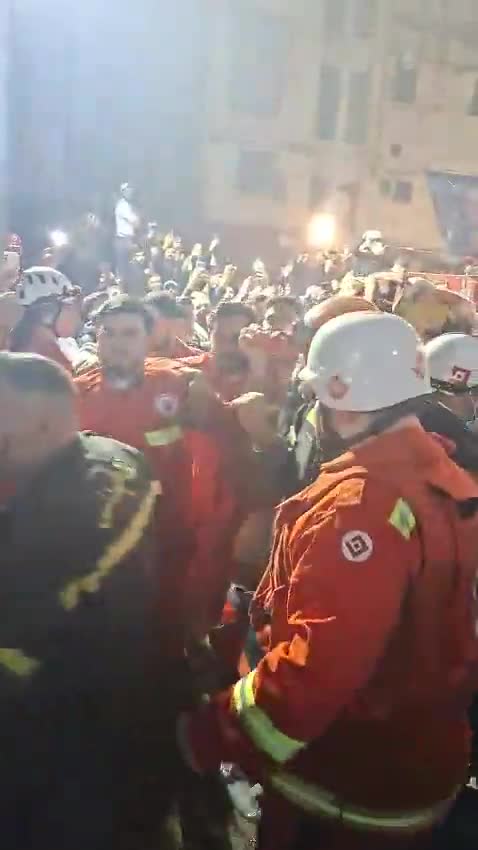 بالفيديو - فرق الدفاع المدني والصليب الأحمر تنقذ طفلًا من أنقاض المبنى المنهار في التبانة