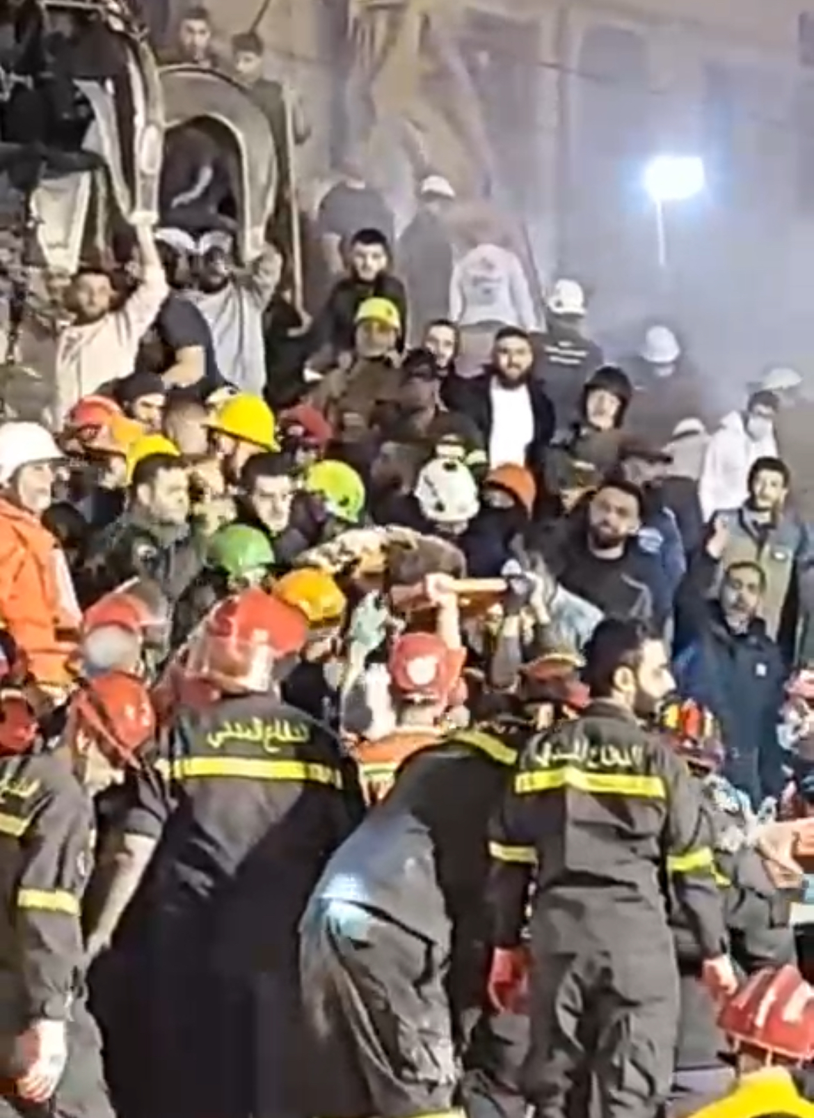 إنقاذ مواطن جديد  من تحت انقاض المبنى المنهار في التبانة