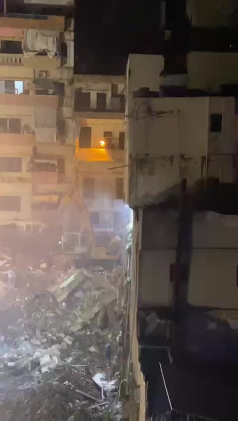 بالفيديو - تخوّف من انهيار مبنى ملاصق للمبنى المنهار في باب التبانة