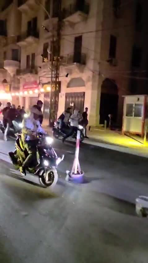 بالفيديو - الغضب يلف طرابلس.. محتجون كسروا مكتب أحد النواب!