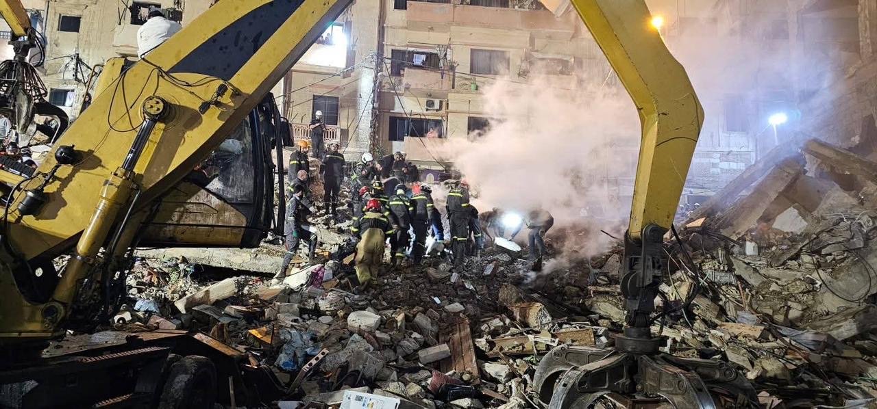 انتشال جثة امرأة من تحت الانقاض في طرابلس