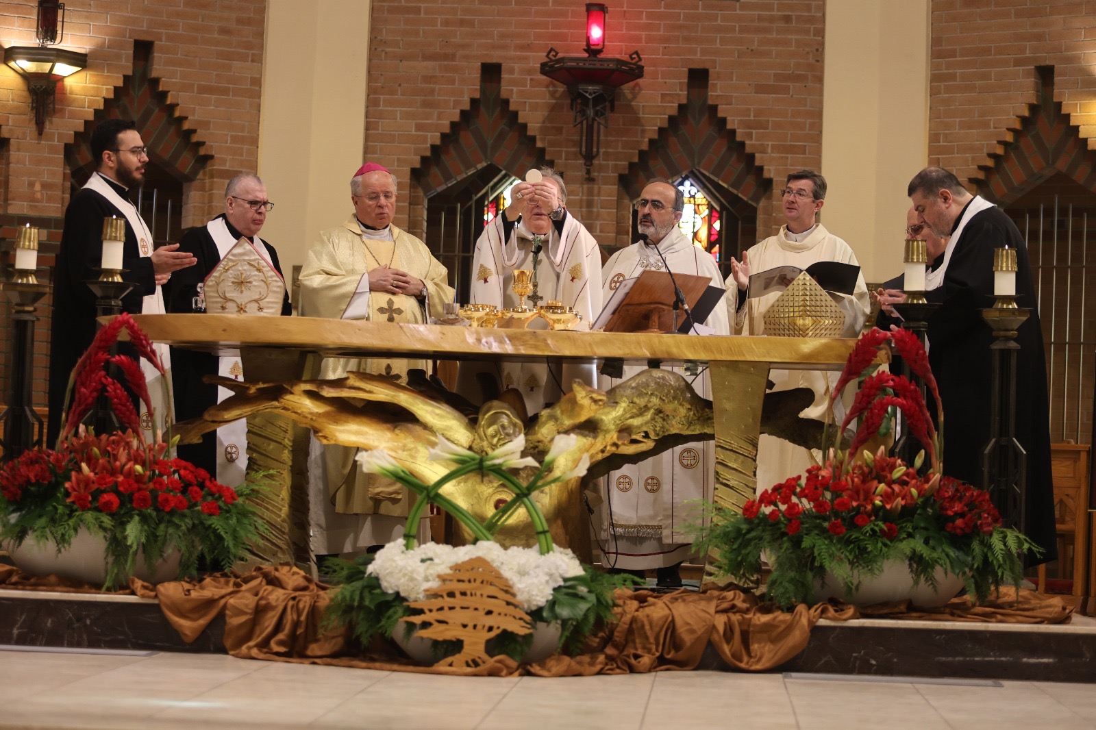 المطران تابت في عيد مار مارون: لا خلاص للبنات بسلاح خارج الدولة