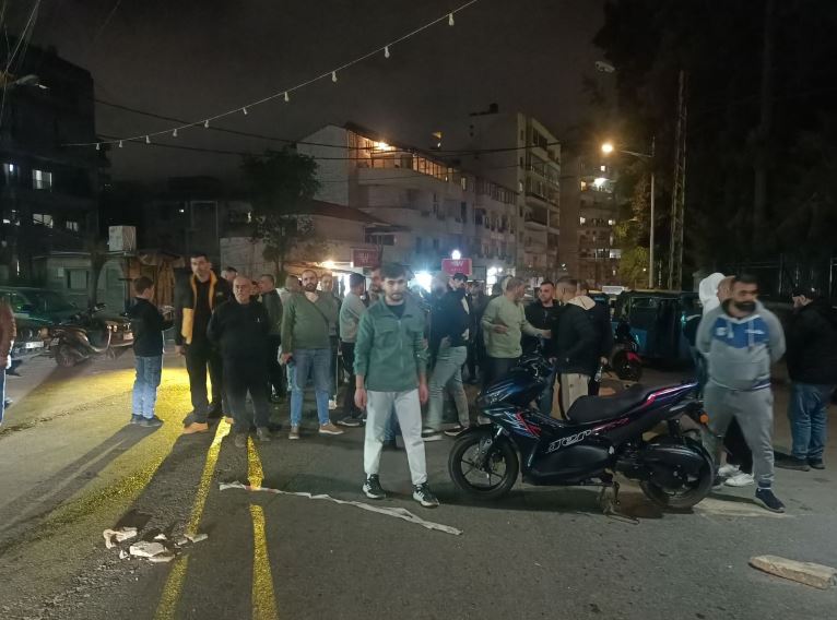 أهالي مجمع الزيلع يقطعون الطريق احتجاجًا على إخلاء منازلهم المتصدعة