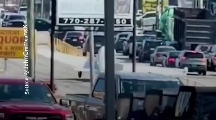 هبوط اضطراري لطائرة صغيرة على طريق مزدحم في ولاية جورجيا الأميركية