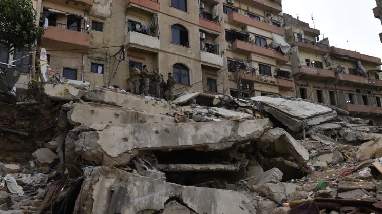 ١٣ ضحية وثمانية جرحى في انهيار المبنى في طرابلس