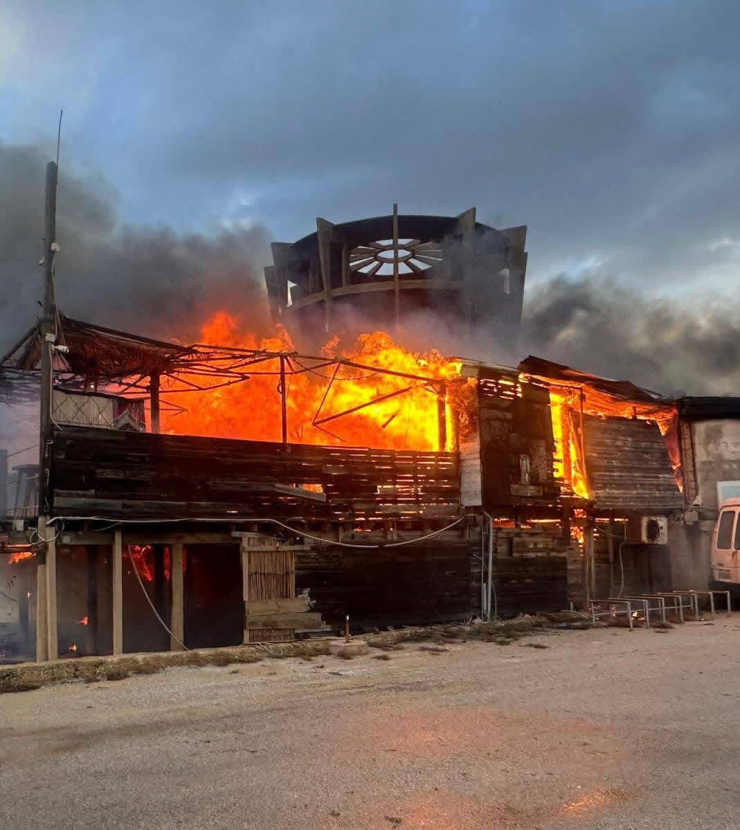 حريق ضخم يدمّر معلماً سياحياً في البترون