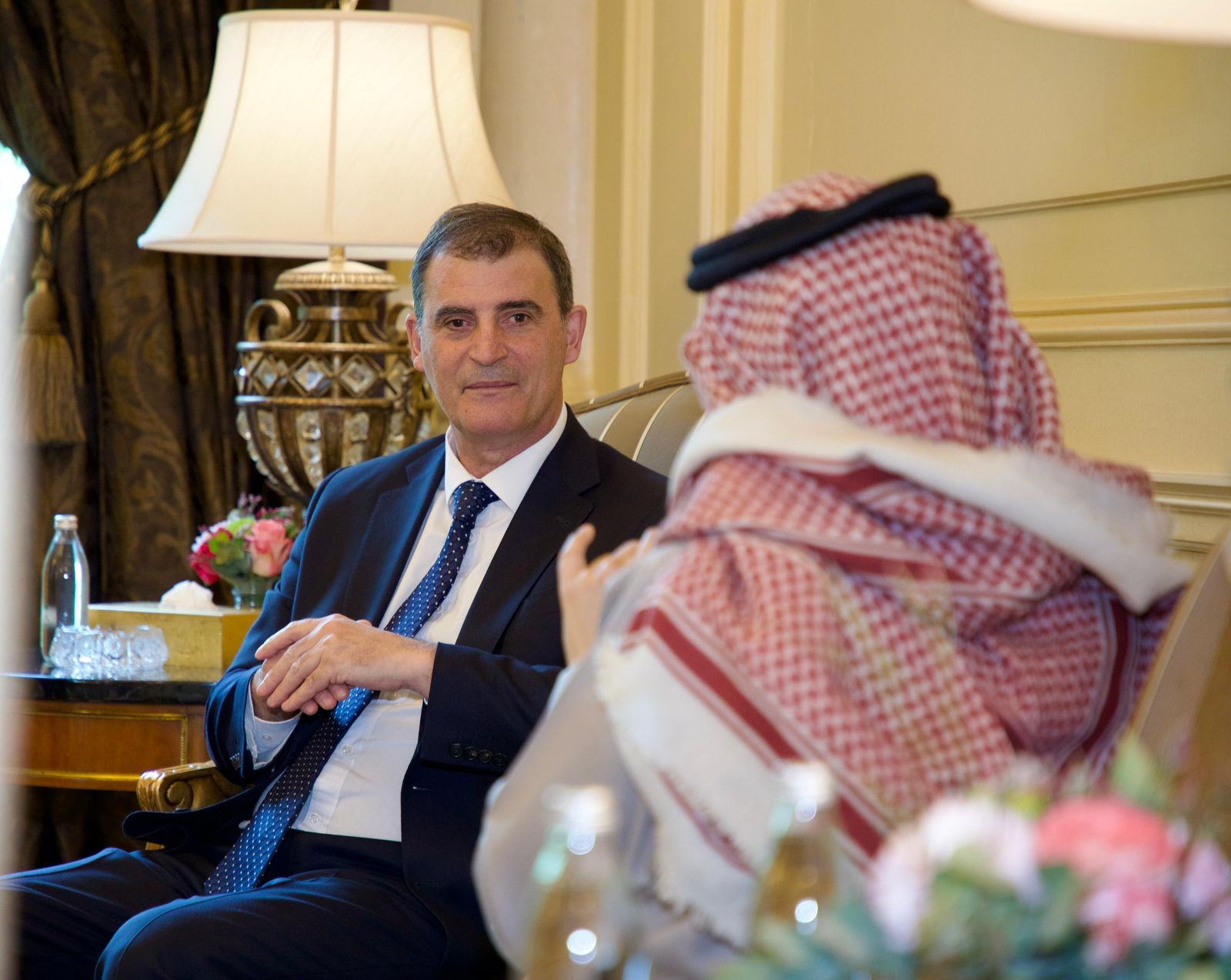 سفير المملكة في لبنان يستقبل وفدا من الصندوق الدولي