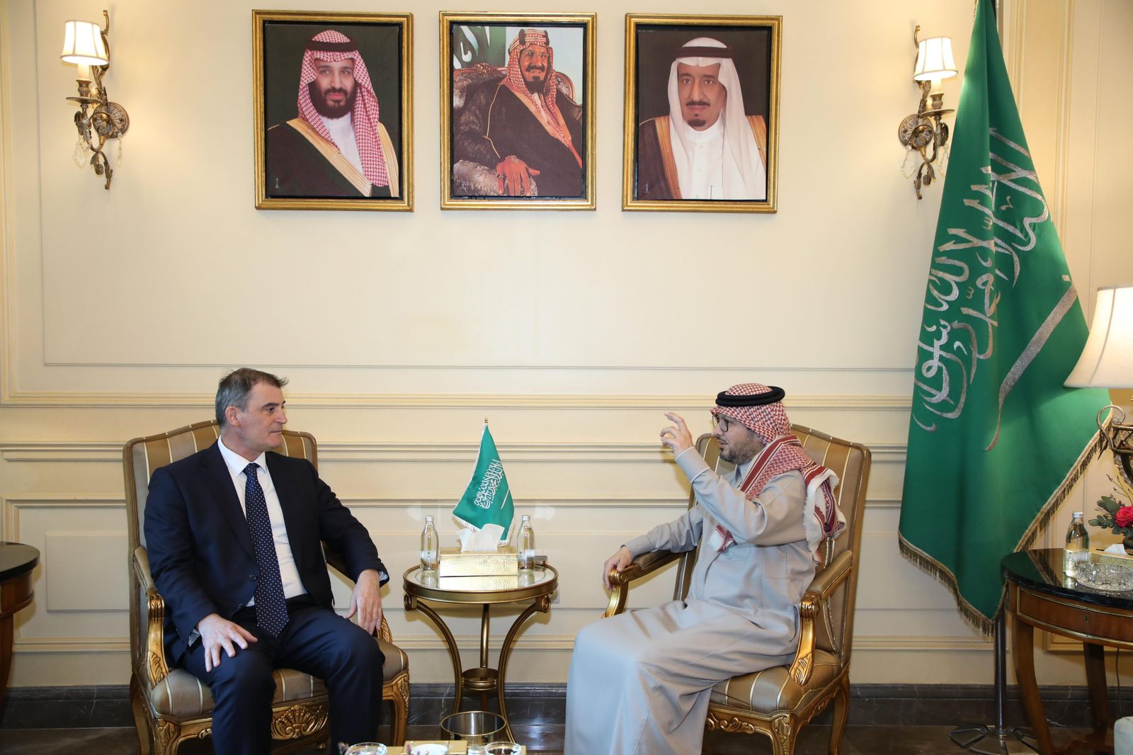 سفير المملكة في لبنان يستقبل وفدا من الصندوق الدولي