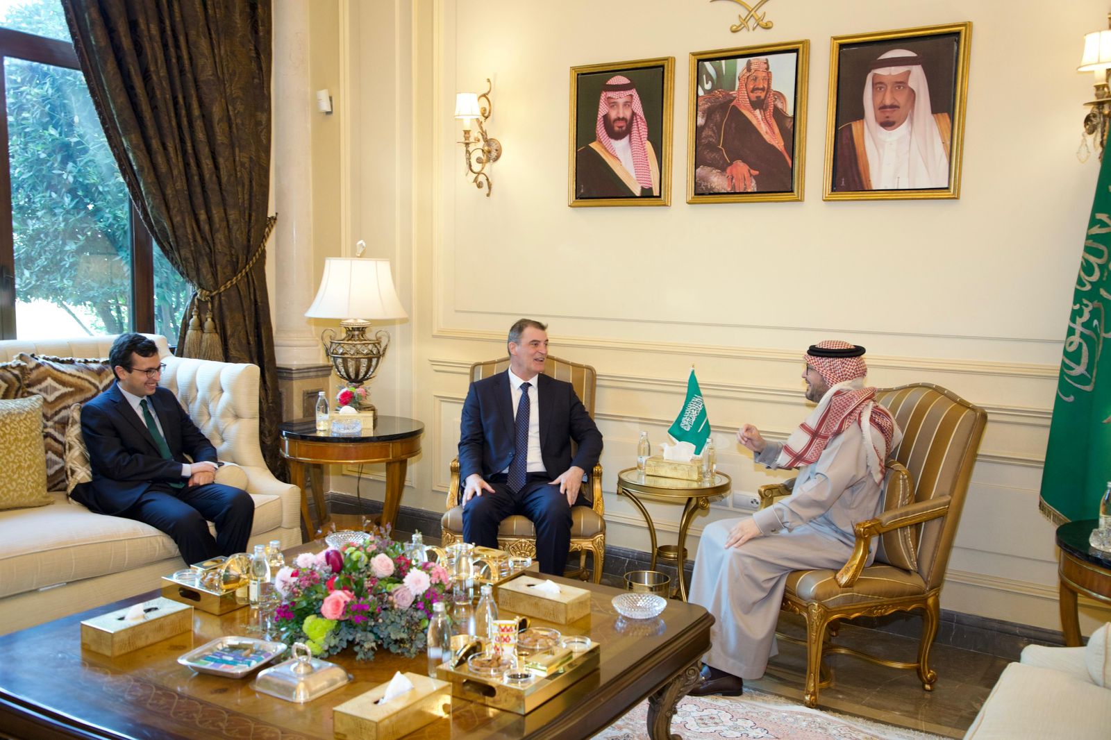 سفير المملكة في لبنان يستقبل وفدا من الصندوق الدولي