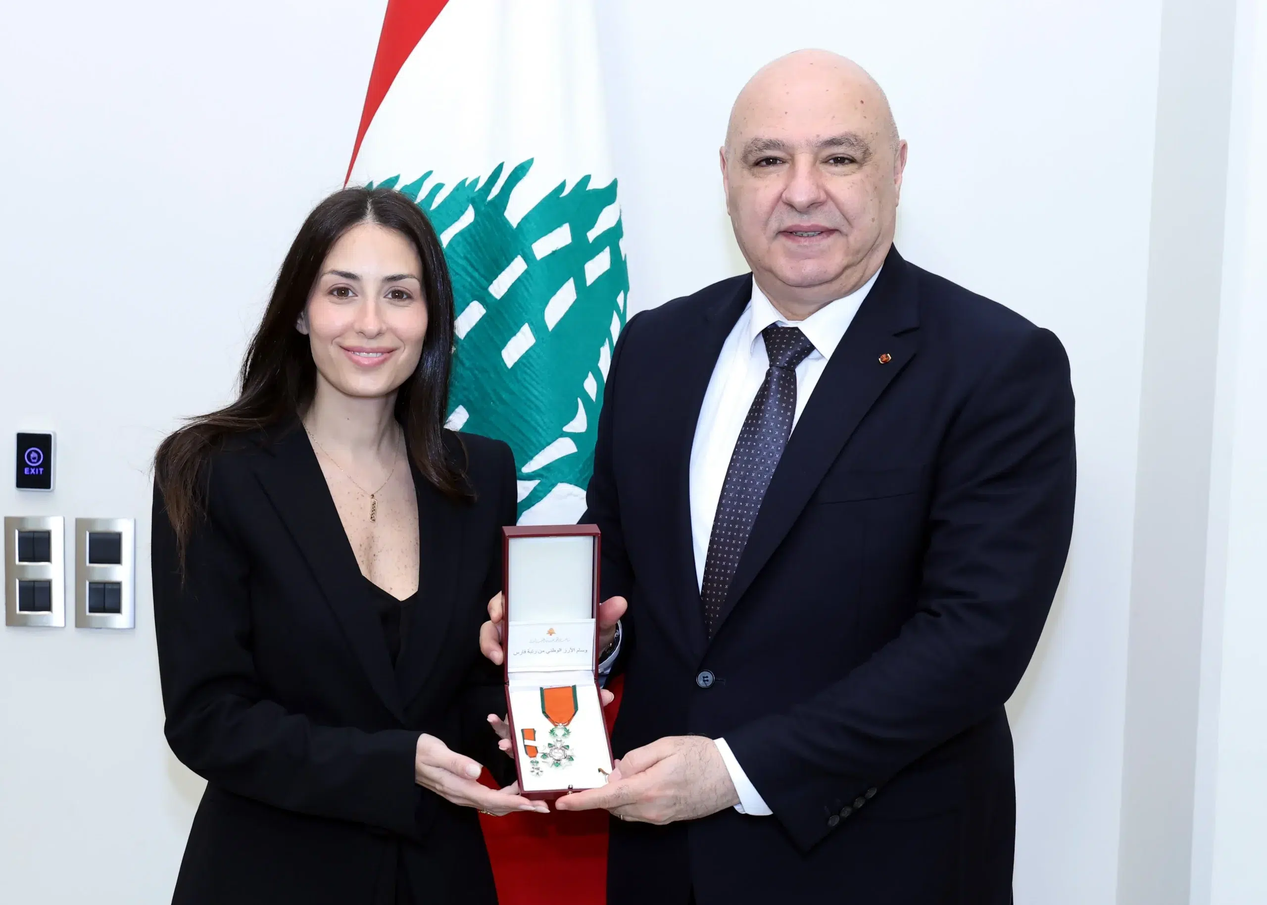 عون يكرّم هبة طوجي ويمنحها “وسام الأرز الوطني”