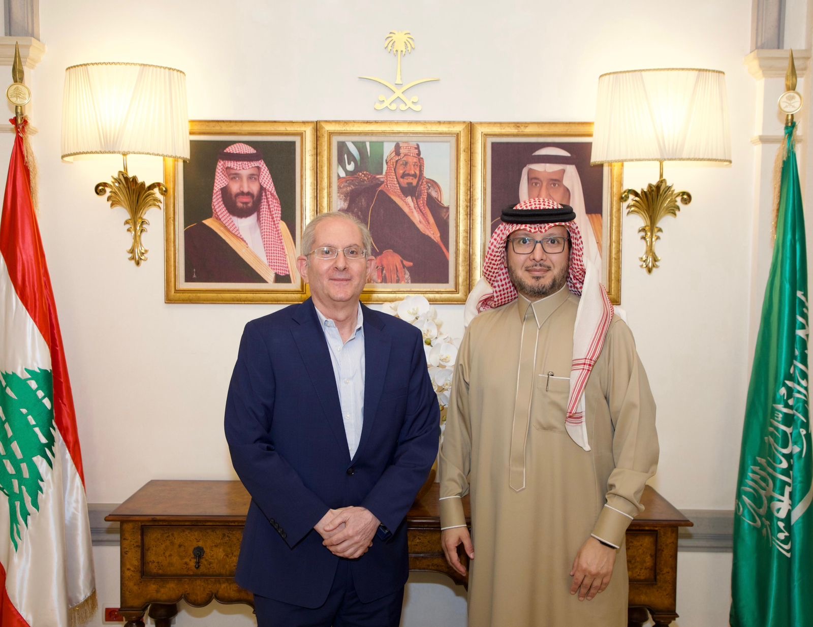 السفير بخاري  عرض مع رئيس جمعية تجار بيروت للاوضاع