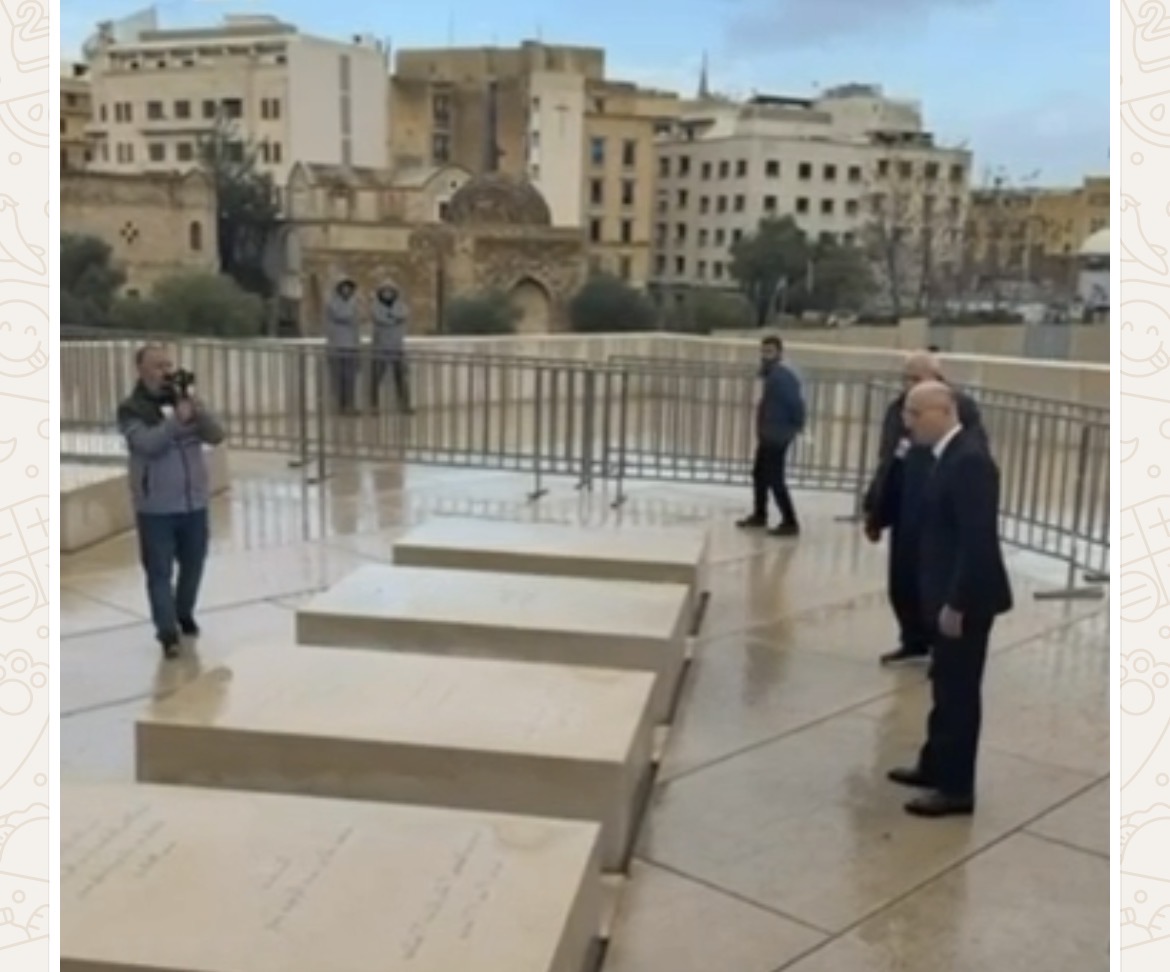 توافد مناصري تيار المستقبل إلى ساحة الشهداء ووزير الداخلية يزور الضريح