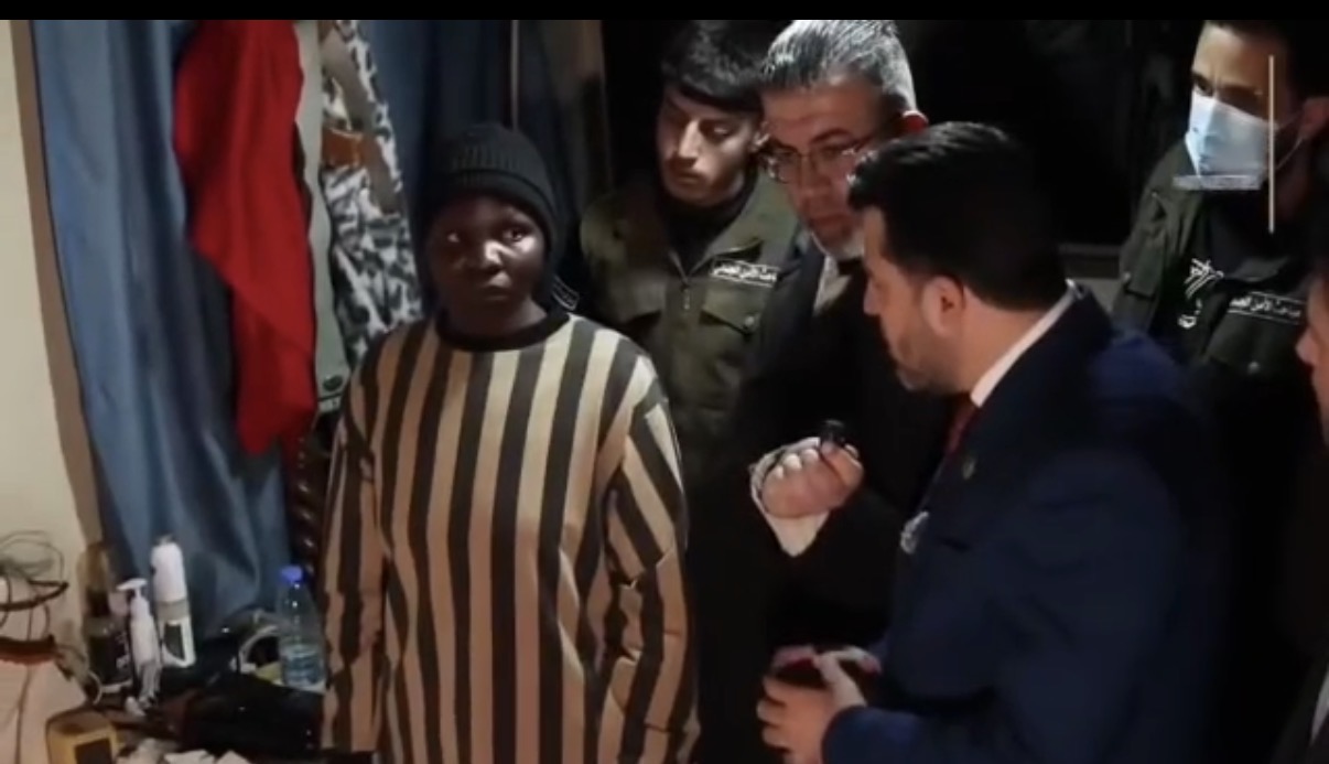 بالفيديو: المتهمة تعيد تمثيل جريمة قتل هدى شعراوي أمام الجهات المختصة