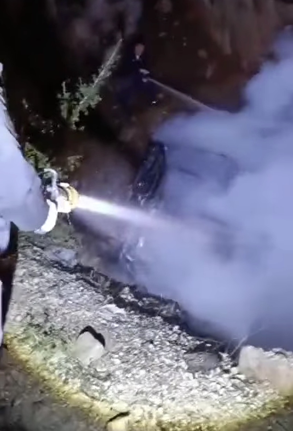 الدفاع المدني ينتشل ٤ جثث من السيارة المستهدفة في عنجر