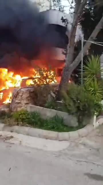 بالفيديو - مقتل مواطن في استهداف سيارة فان في بلدة حانين