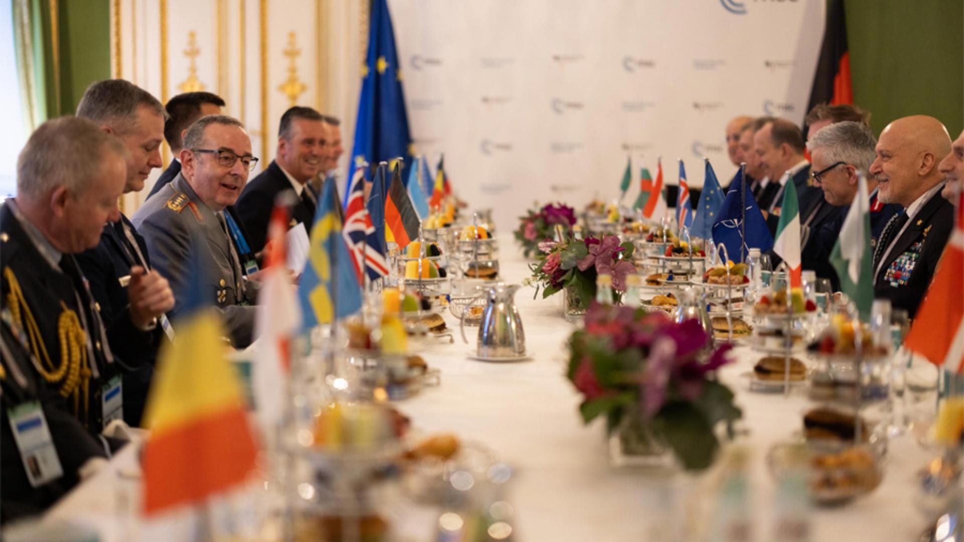 قائد الجيش شارك في مؤتمر ميونيخ وعقد سلسلة لقاءات