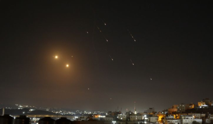 إسرائيل تنفّذ تهديداتها لإيران... مفاوضات شاقّة في الدوحة وجنبلاط يرفع الصوت: في لبنان دولة