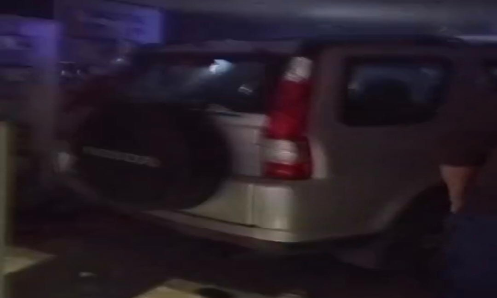 سيارة تقتحم متجرًا في البرج الشمالي