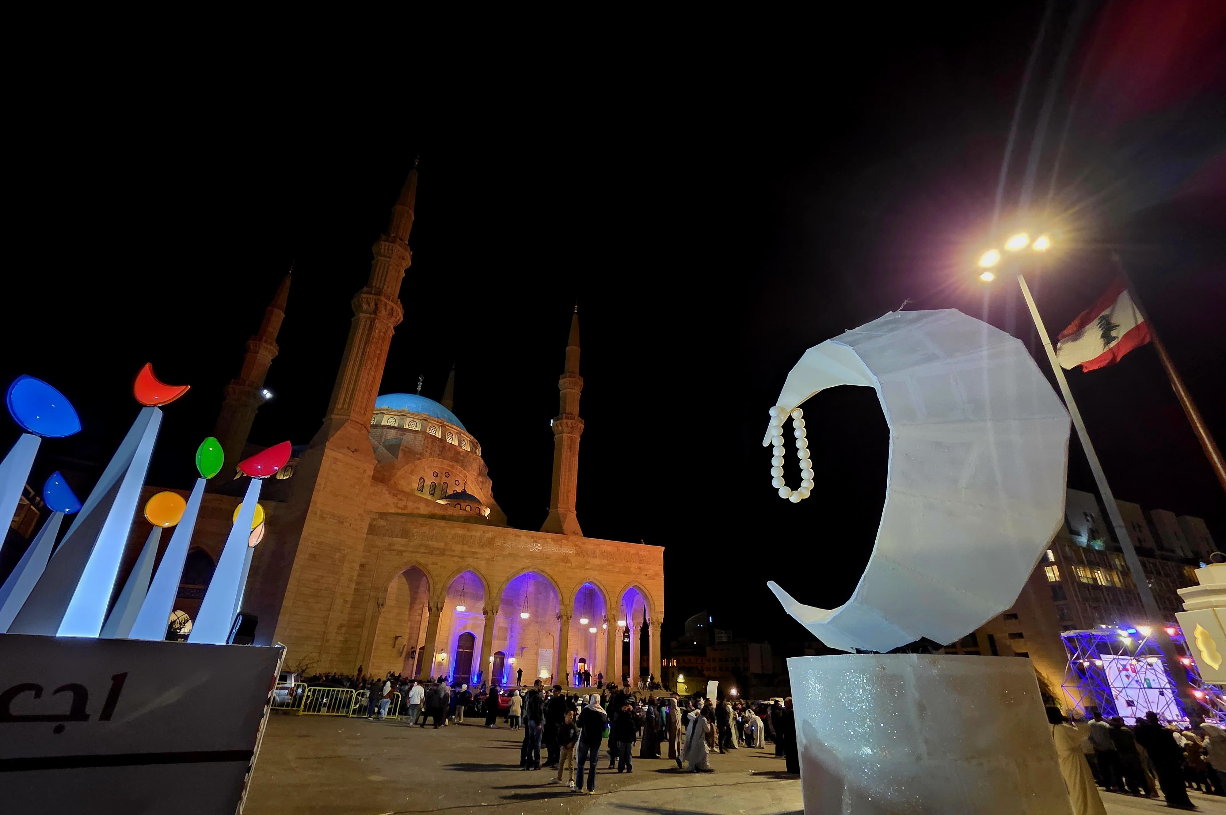 بلدية بيروت تُضيء هلال وفانوس رمضان في ساحة الشهداء