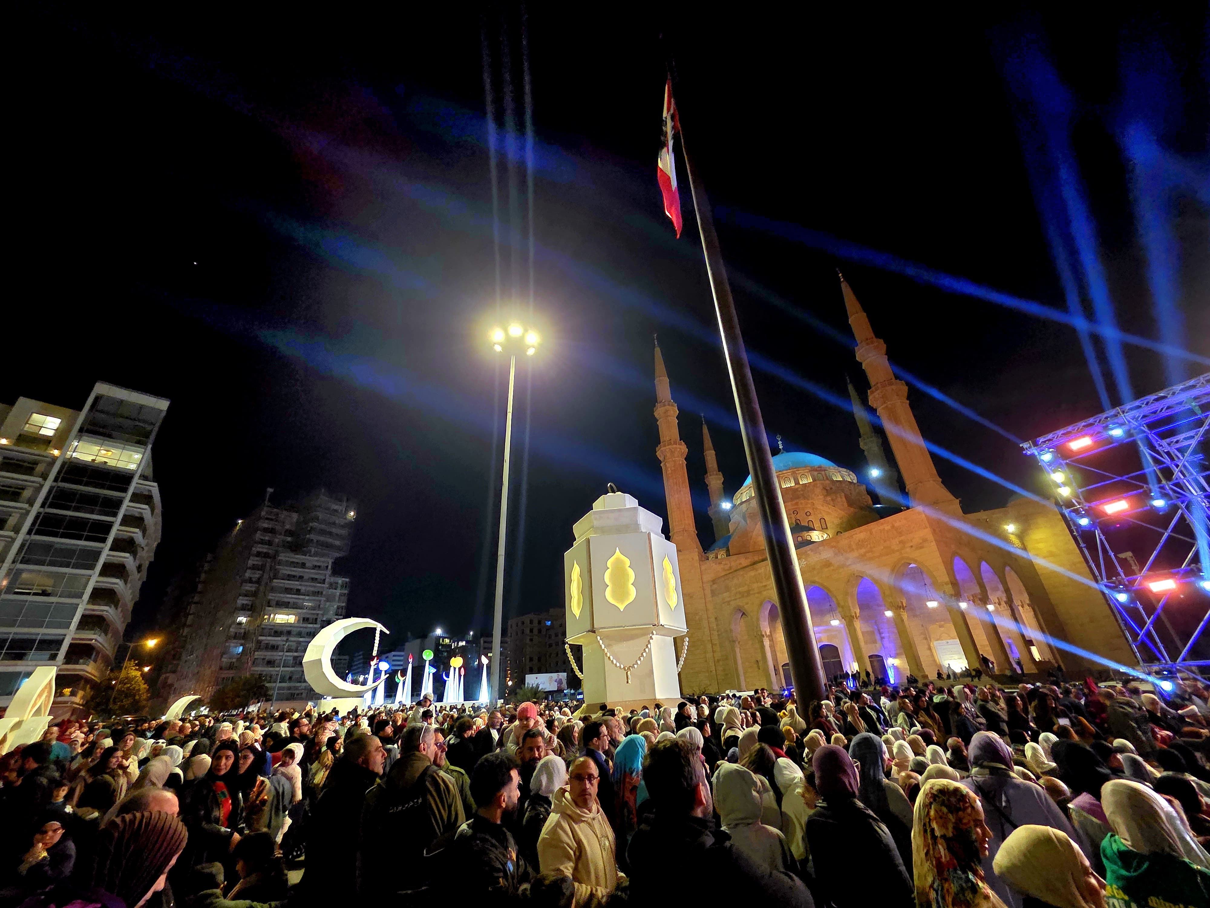 بلدية بيروت تُضيء هلال وفانوس رمضان في ساحة الشهداء