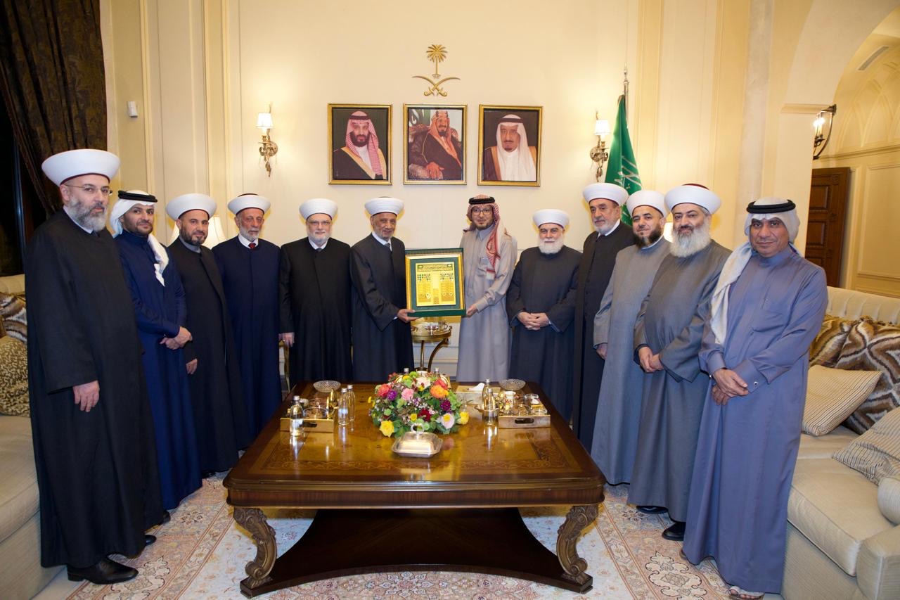 السفير بخاري  يقيم مأدبة إفطار تكريماً لمفتي الجمهورية ووفد من مفتي المناطق