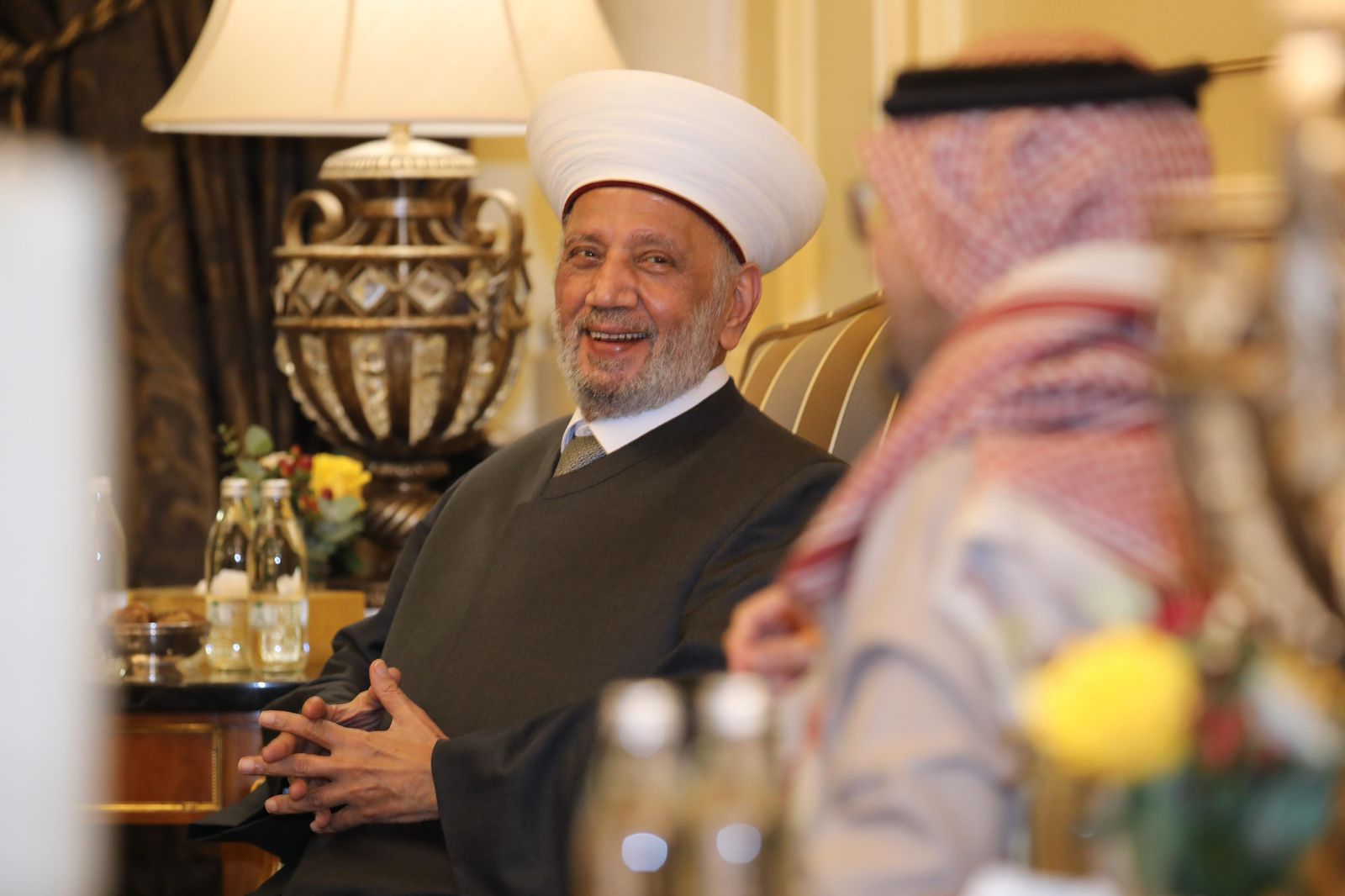 السفير بخاري  يقيم مأدبة إفطار تكريماً لمفتي الجمهورية ووفد من مفتي المناطق