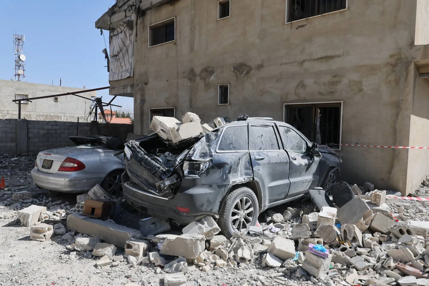 إسرائيل تقصف «حزب الله» و«حماس» لكبح إسناد محتمل لإيران
اغتالت قياديَّيْن للحزب شمال الليطاني