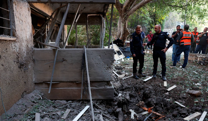 «حزب الله» ينتقل إلى مهاجمة المدن الإسرائيلية… و«يشاغل» القوات المتقدمة في الجنوب اللبناني<br />
أول تحول عن الاستهداف الحصري للمواقع العسكرية… وترميم لمنظومة «القيادة والسيطرة»