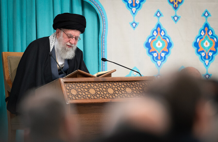 لو فيغارو: محاولة انقلاب على خامنئي أفشلها لاريجاني