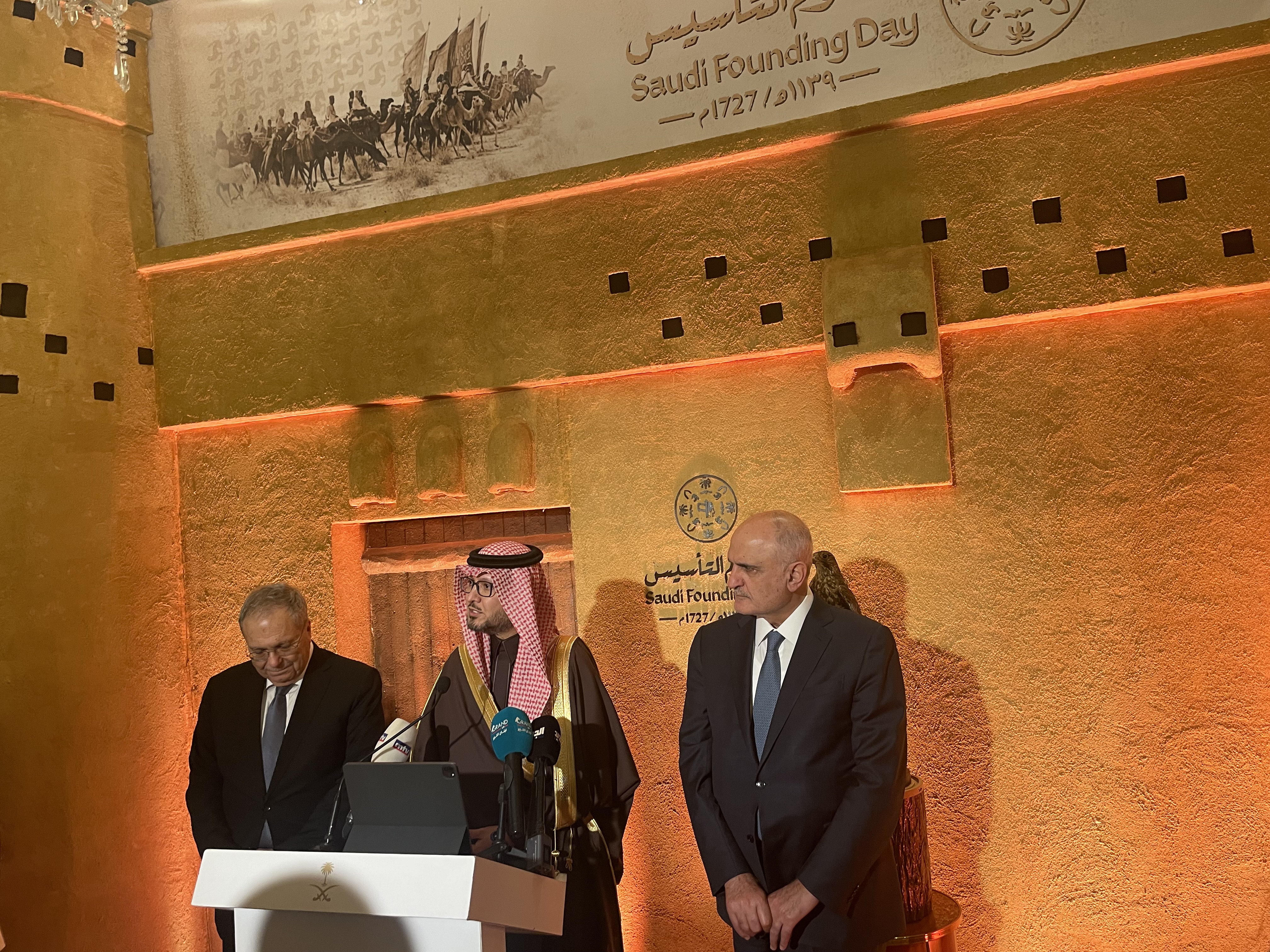 بخاري يحتفل بيوم التأسيس: السعودية نموذج للدولة الراسخة وقائدة للتحولات وداعمة  للاستقرار والسلام في لبنان