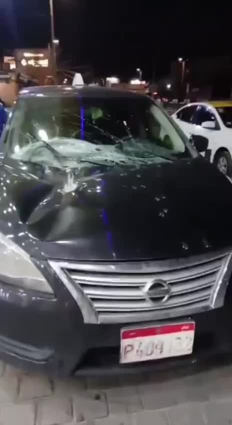 محاولة سلب في الجناح… تحطيم زجاج سيارة بالحجارة