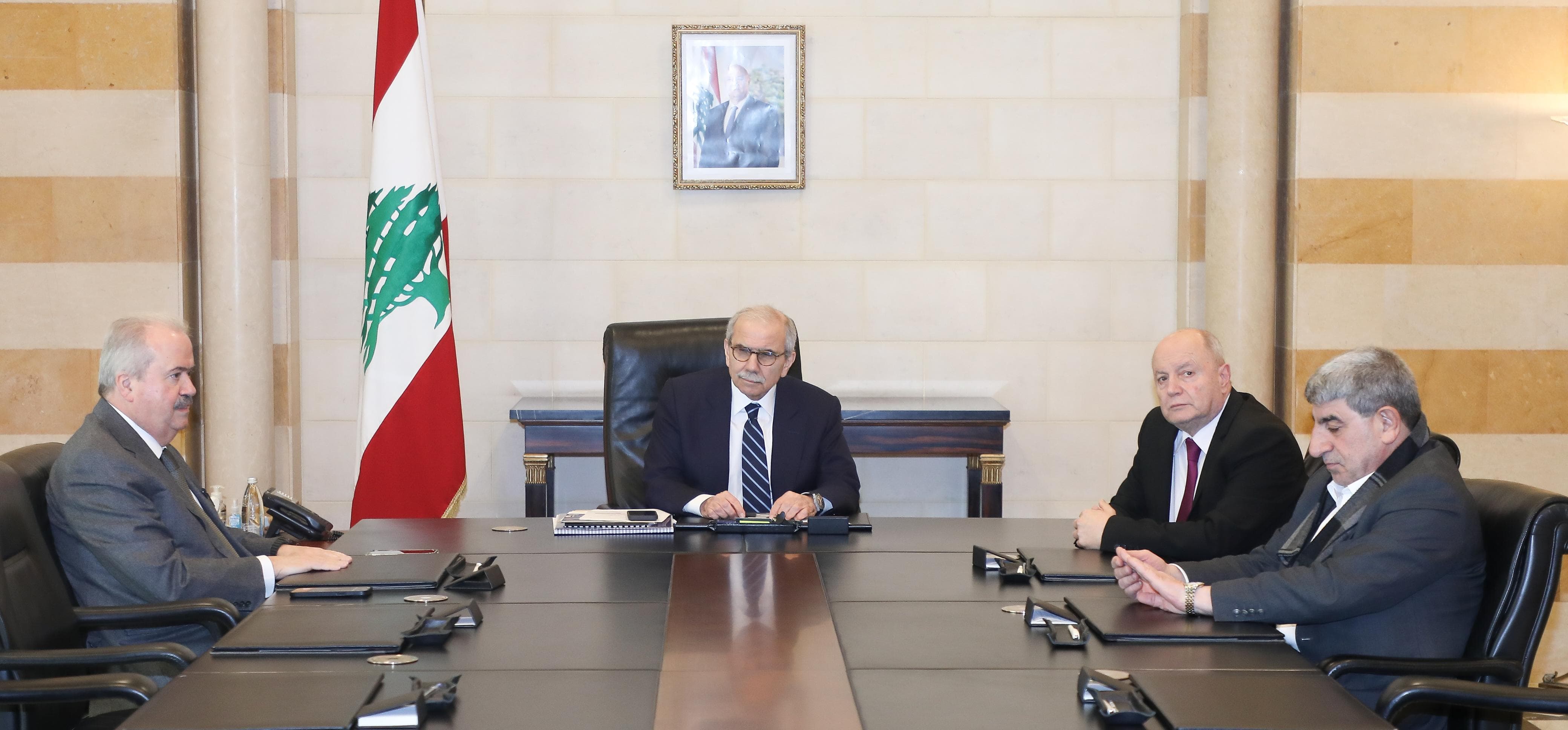 اجتماع مالي عمالي نقابي في السراي بحث في أوضاع قطاع النقل